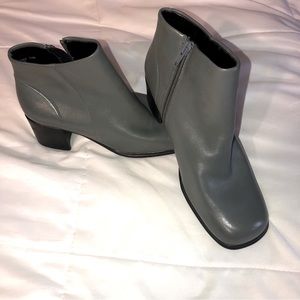 Size 7 1/2 M gray genuine leather heeled ankle boots by White Mt - NWOT
